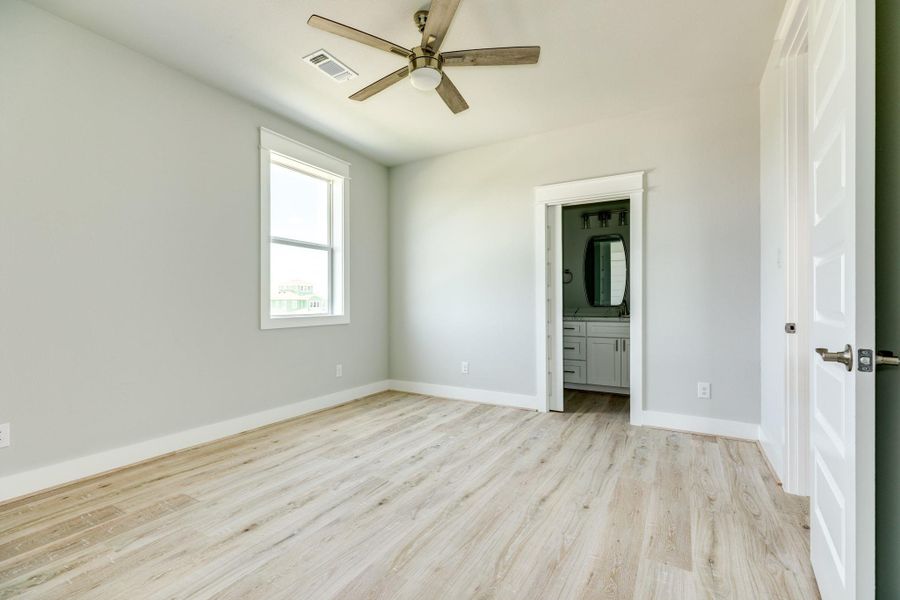 Spacious, unfurnished interior of a new home in , Galveston (Image 28).
