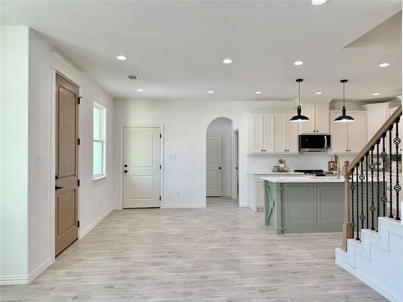 Spacious, unfurnished interior of a new home in , Granbury (Image 20). Spacious, unfurnished interior of a new home in , Granbury (Image 20).