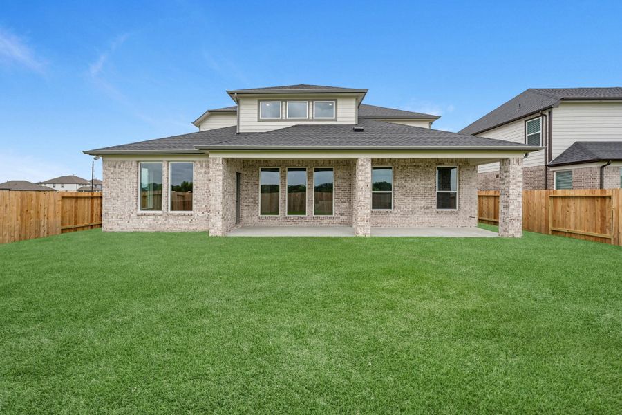 Exterior details and patio area of a home in Briarwood Crossing, Rosenberg (Image 3).