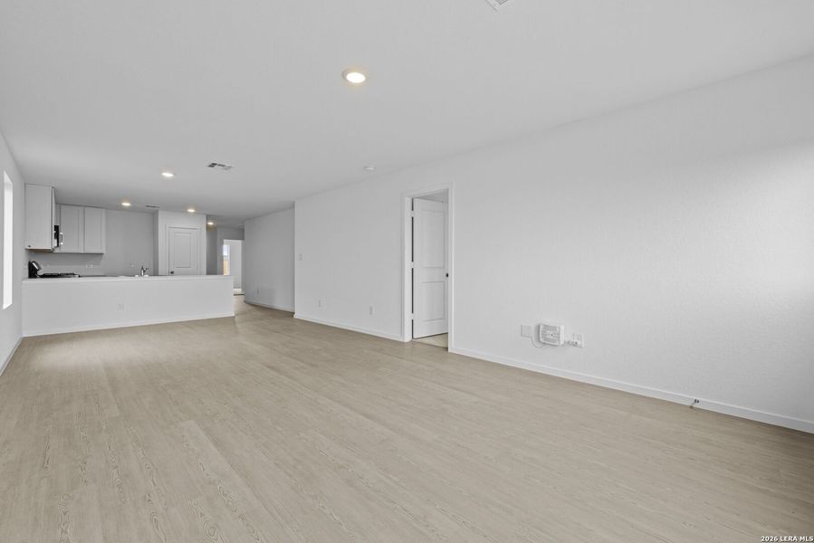 Spacious, unfurnished interior of a new home in Spring Grove, St. Hedwig (Image 11).