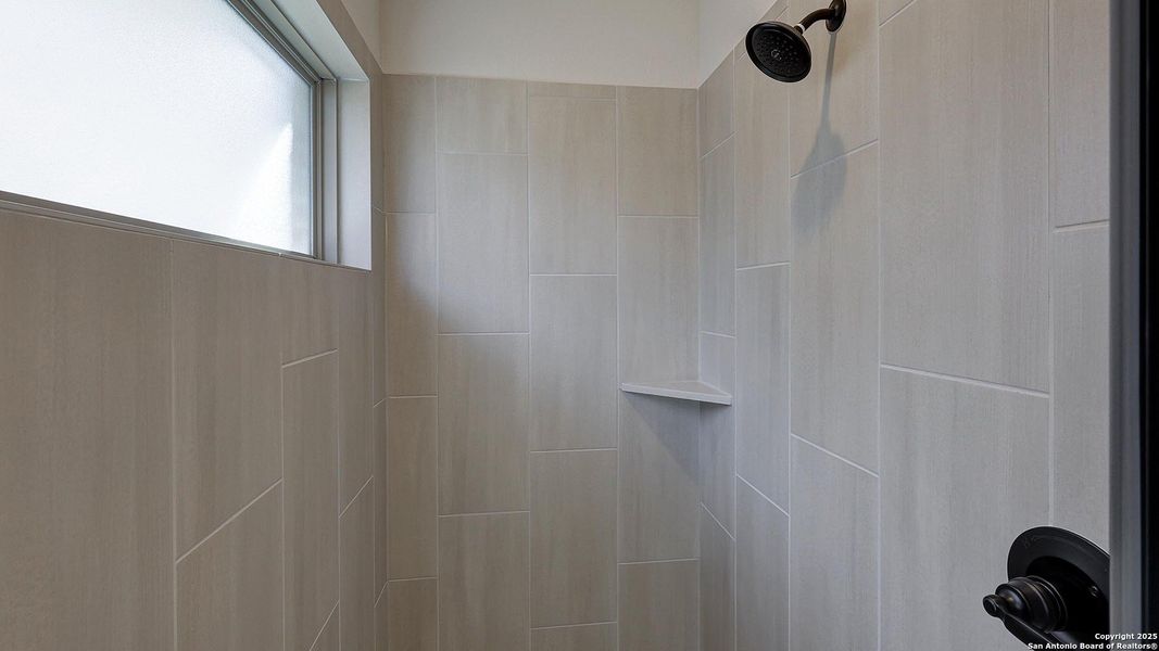 Close-up of interior finishes inside a home in Ladera 50', San Antonio (Image 19).