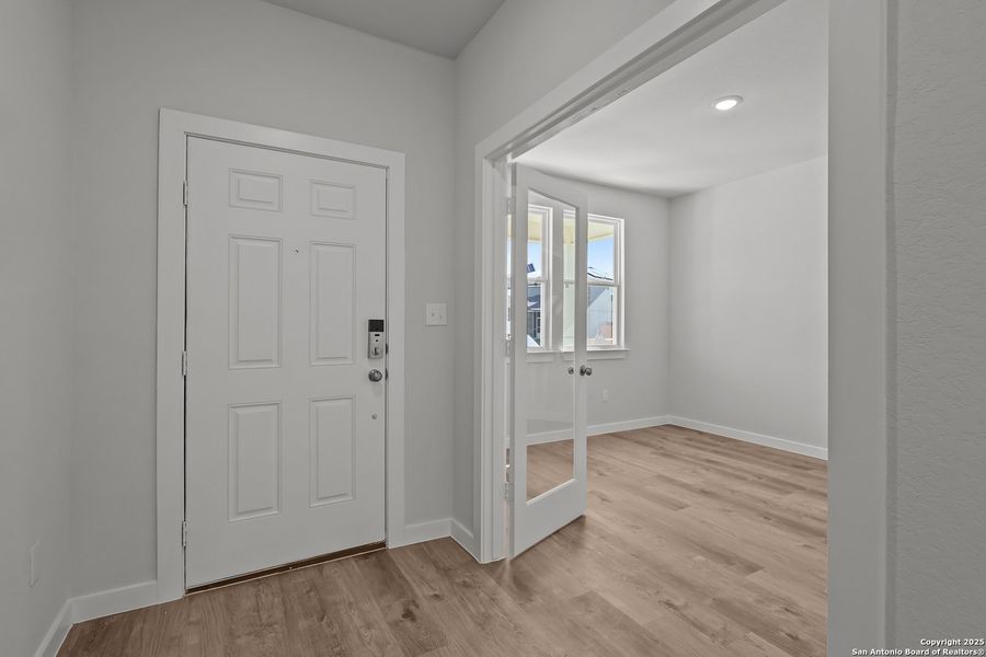 Spacious, unfurnished interior of a new home in Cinco Lakes, San Antonio (Image 30).