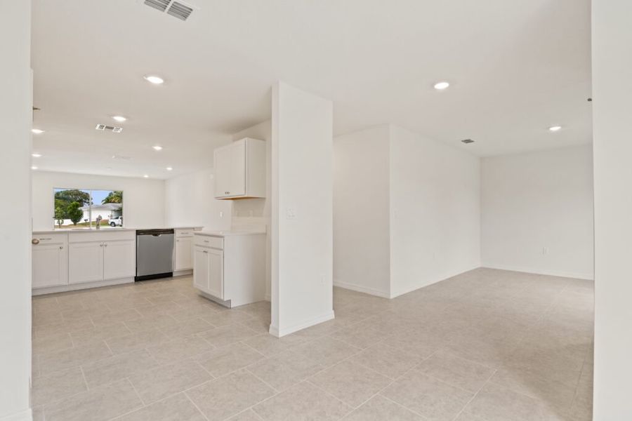 Spacious, unfurnished interior of a new home in Palm Bay, Palm Bay (Image 12).