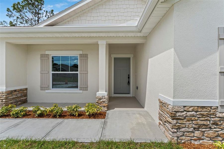 Exterior details and patio area of a home in , Palm Bay (Image 4).