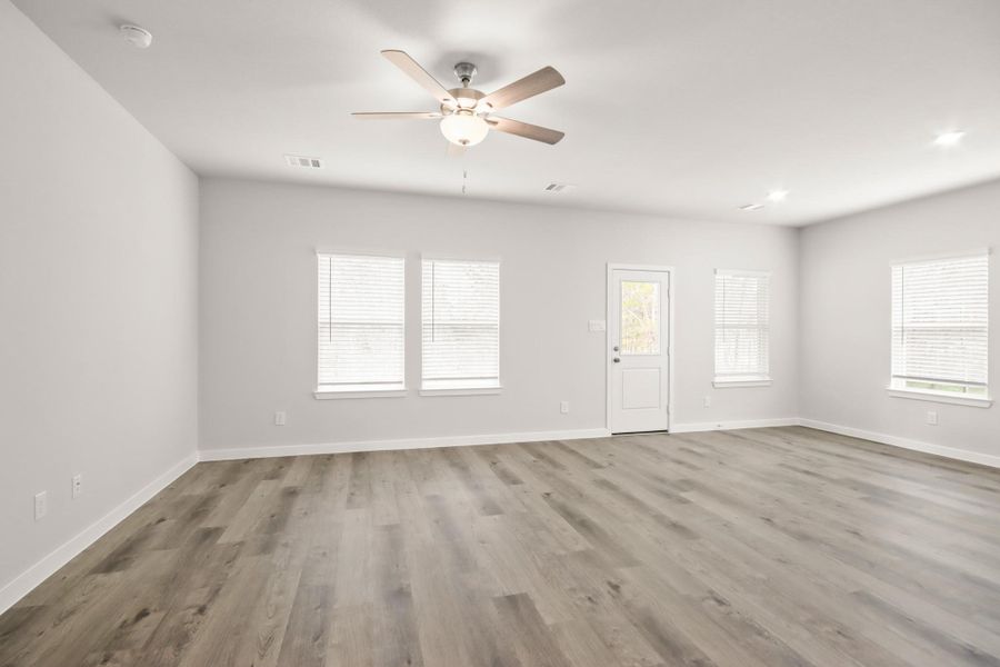 Spacious, unfurnished interior of a new home in Oakwood Ranch, Willis (Image 16).