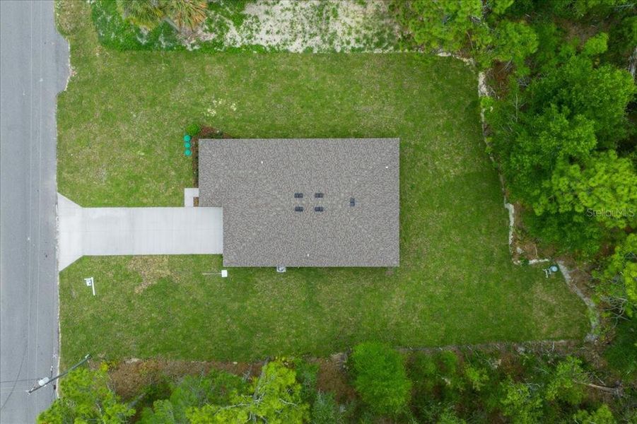 Exterior details and patio area of a home in , Weeki Wachee (Image 3).