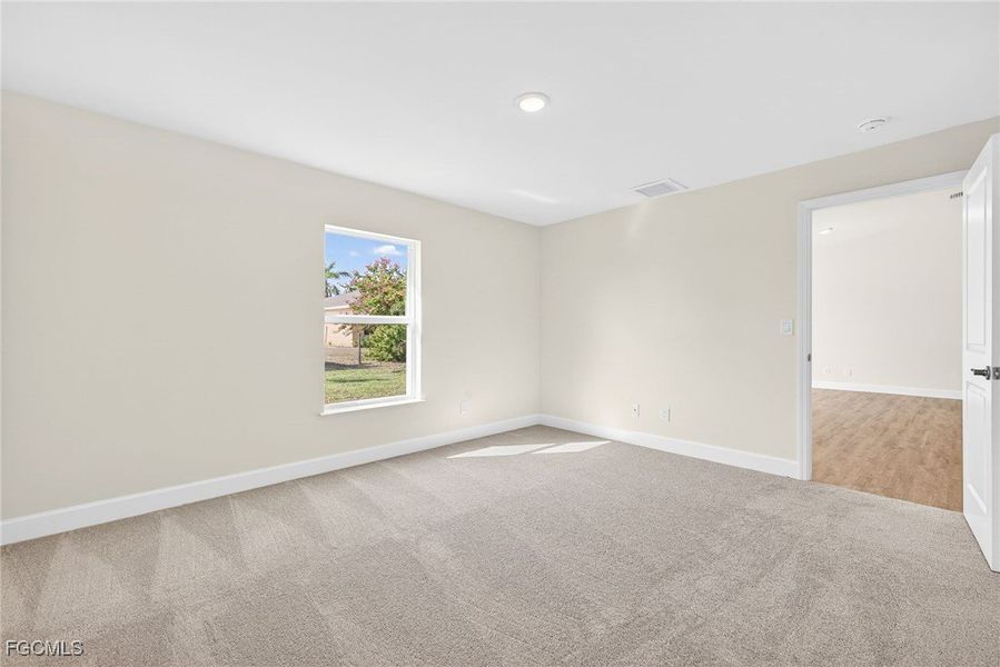 Spacious, unfurnished interior of a new home in Cape Coral, Cape Coral (Image 22).