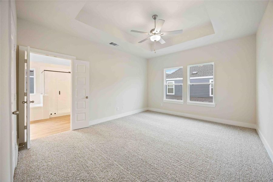 Spacious, unfurnished interior of a new home in Alicante, Houston (Image 15).