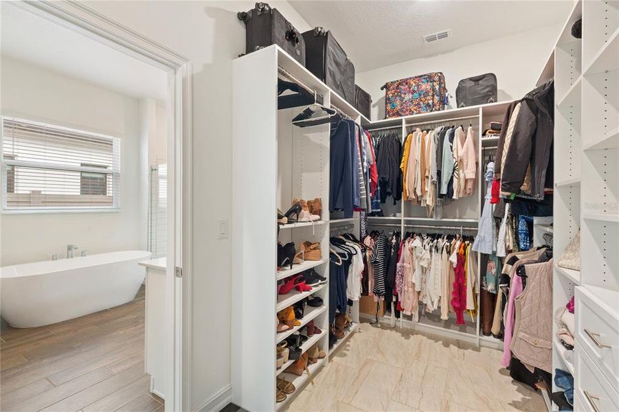 Furnished interior view inside a new home in , Land O' Lakes (Image 38).