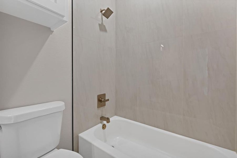 Bathroom with toilet and shower / washtub combination Bathroom with toilet and shower / washtub combination