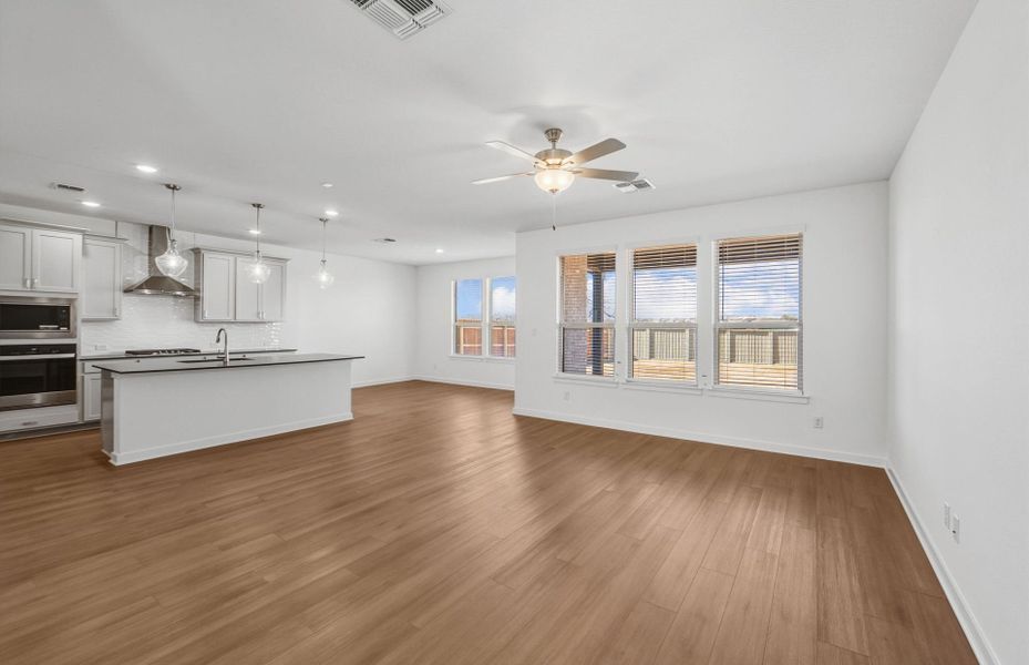 Spacious, unfurnished interior of a new home in Santa Rita Ranch, Liberty Hill (Image 31).