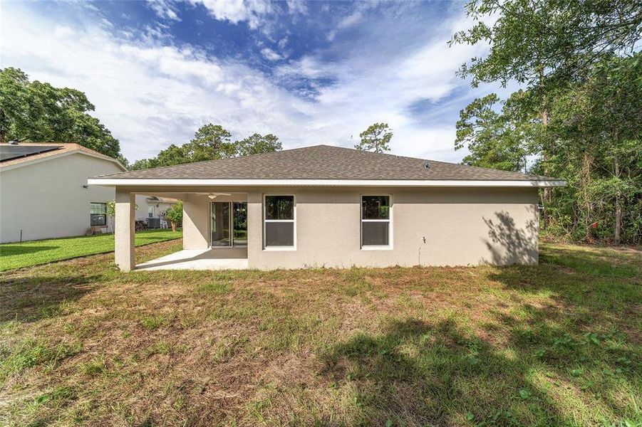 Exterior details and patio area of a home in , Dunnellon (Image 3).