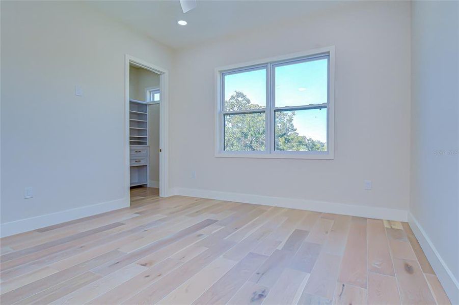 Spacious, unfurnished interior of a new home in , Tampa (Image 26).