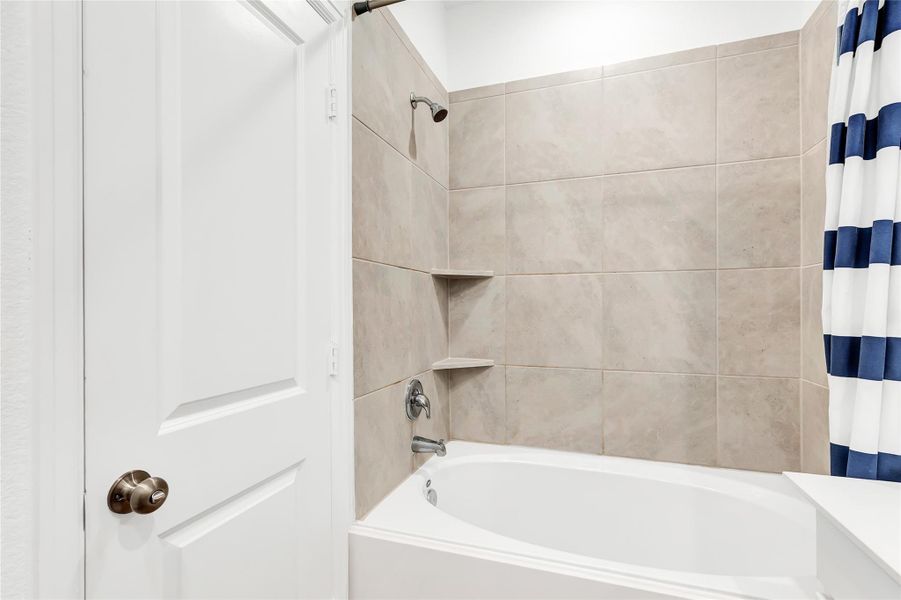 Primary bath has a tub/shower combo