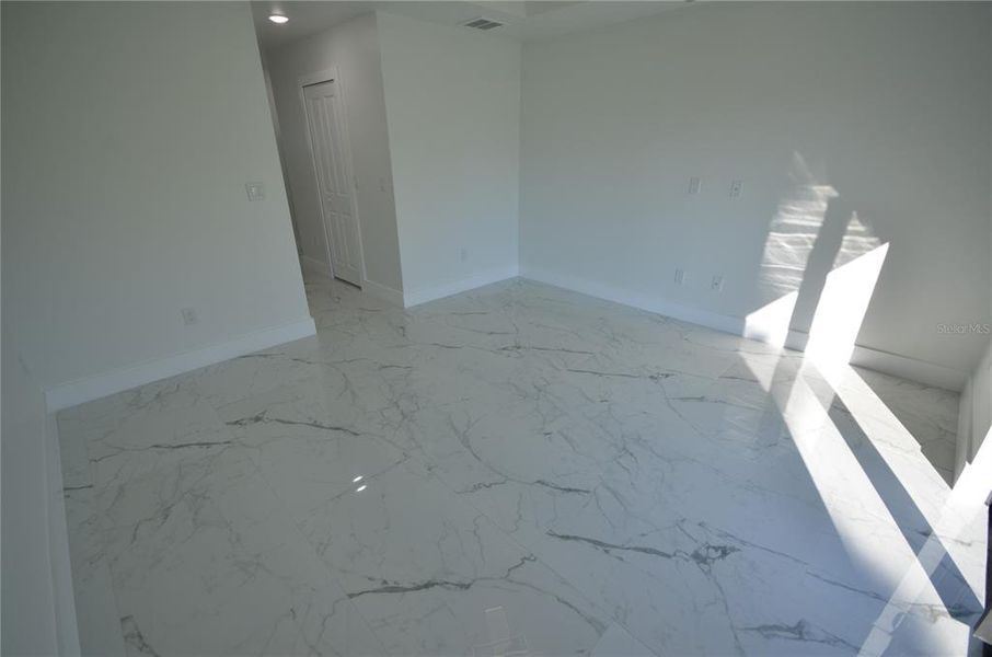 Spacious, unfurnished interior of a new home in , Lehigh Acres (Image 33).