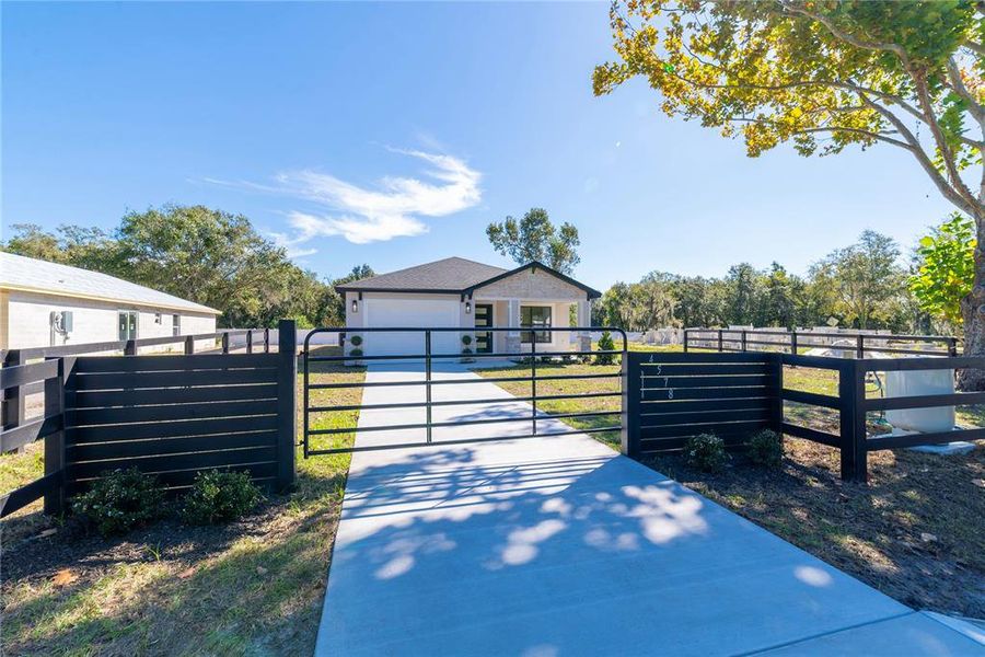 Exterior details and patio area of a home in , Lakeland (Image 3).
