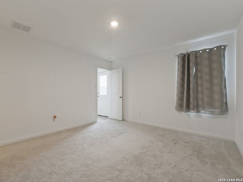 Spacious, unfurnished interior of a new home in Crescent Hills, San Antonio (Image 20).