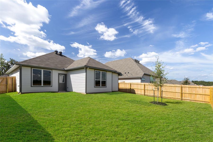 Exterior details and patio area of a home in Rockbridge East, Huntsville (Image 16).