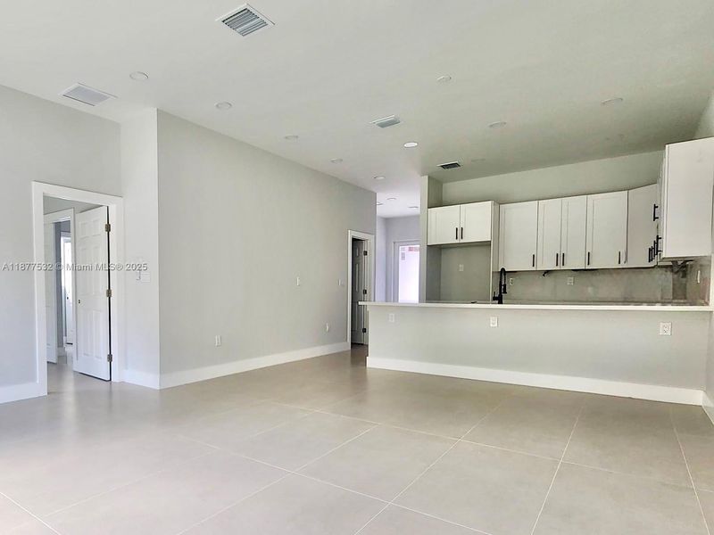 Spacious, unfurnished interior of a new home in , Fort Lauderdale (Image 24).