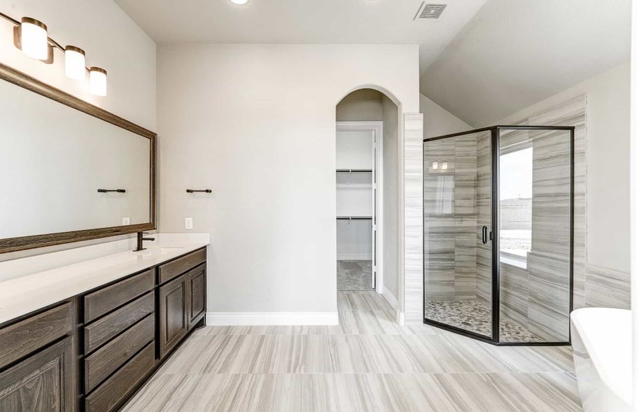Representative furnished interior of a home built from the 2870 by Ravenna Homes in The Woodlands Hills 65′, Willis (Image 13). Representative furnished interior of a home built from the 2870 by Ravenna Homes in The Woodlands Hills 65′, Willis (Image 13).