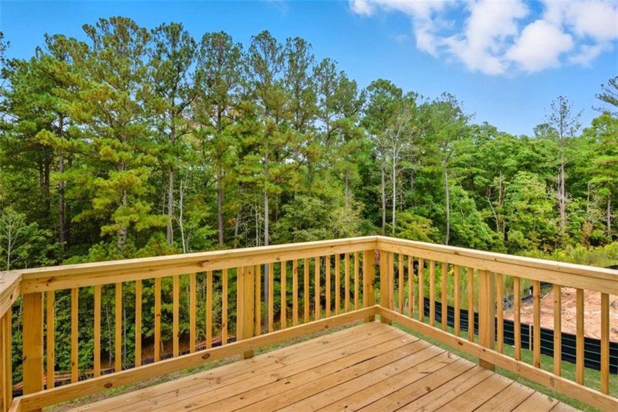 Exterior details and patio area of a home in Creekside Landing, Dallas (Image 4).