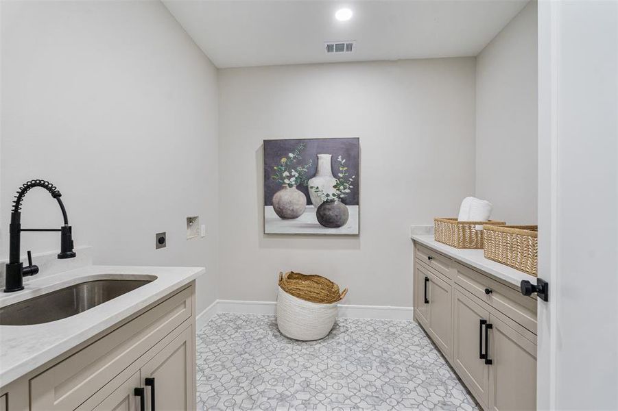 Sink with abundant storage Sink with abundant storage