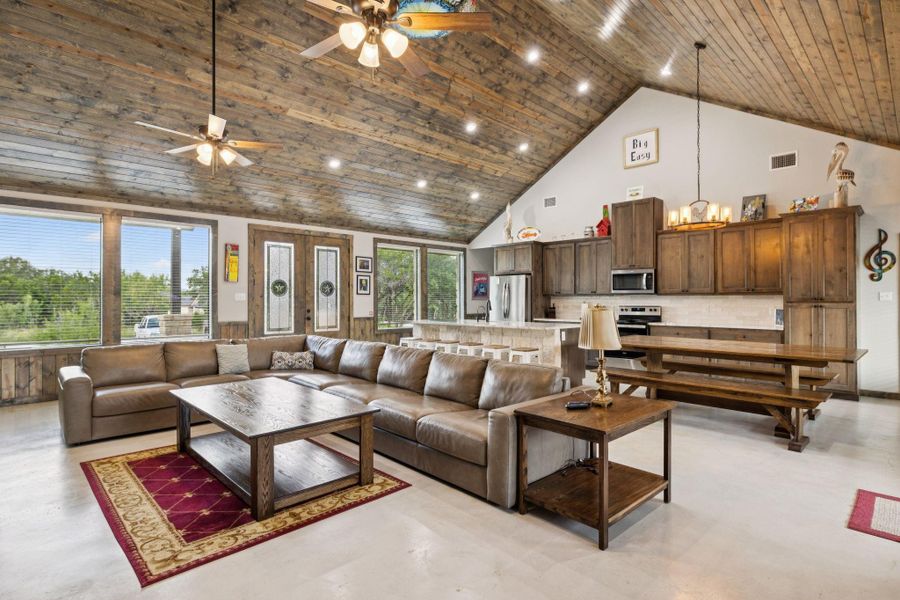 Huge open space is ideal for hosting large groups Huge open space is ideal for hosting large groups