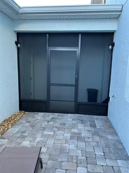 Exterior details and patio area of a home in , Winter Garden (Image 4).