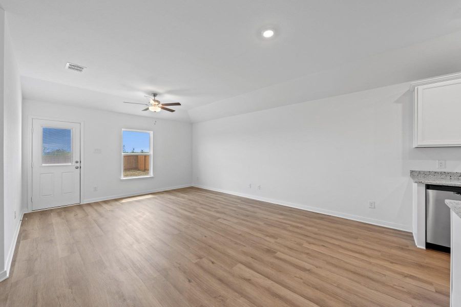 Spacious, unfurnished interior of a new home in Sunset Oaks, Maxwell (Image 5).