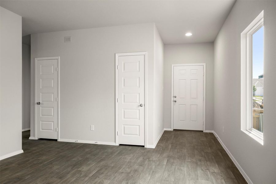 Spacious, unfurnished interior of a new home in Cloverleaf, Austin (Image 26).
