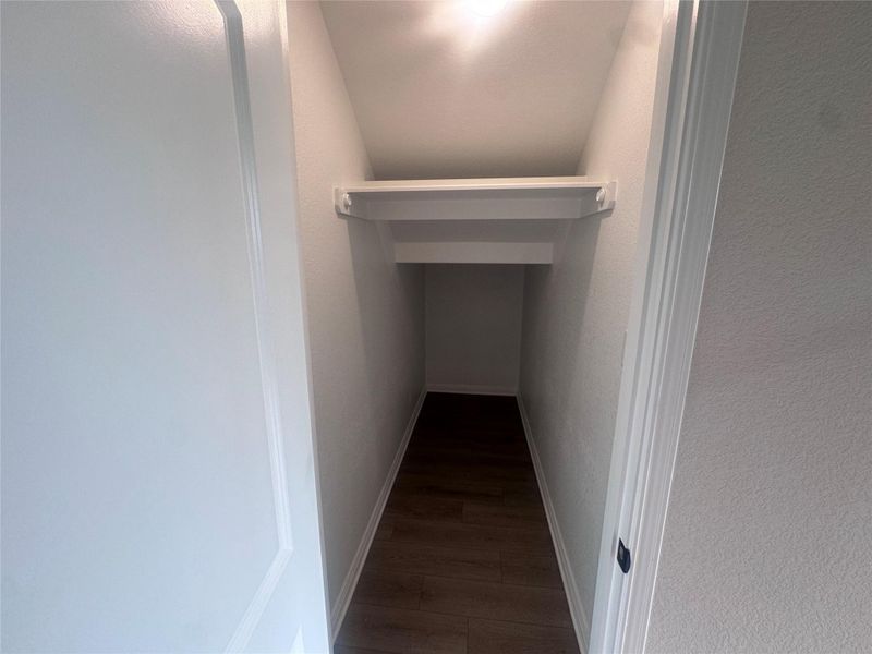 Spacious, unfurnished interior of a new home in Rolling Glen, Hutto (Image 24).
