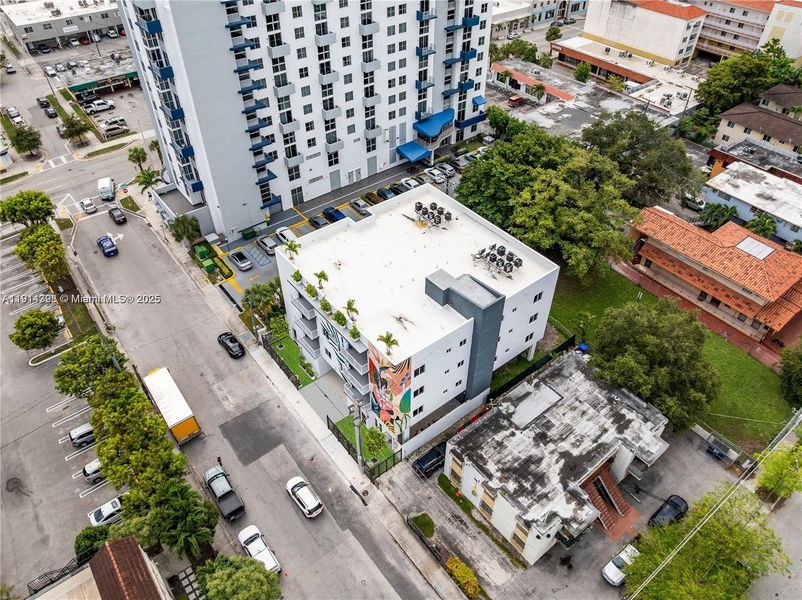 Condo located in Miami, FL showcasing its design and architecture (Image 17).