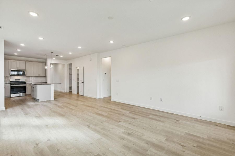 Spacious, unfurnished interior of a new home in Ellerden, Tomball (Image 21).