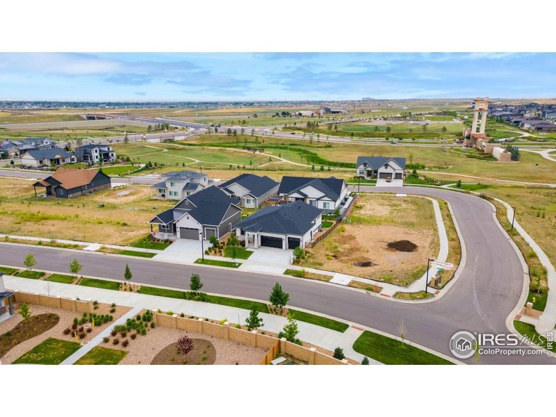 Close to E-470 and DIA!