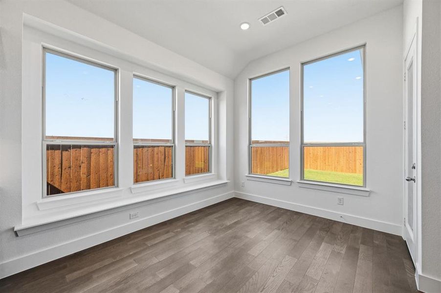 Spacious, unfurnished interior of a new home in Wildridge, Oak Point (Image 16).