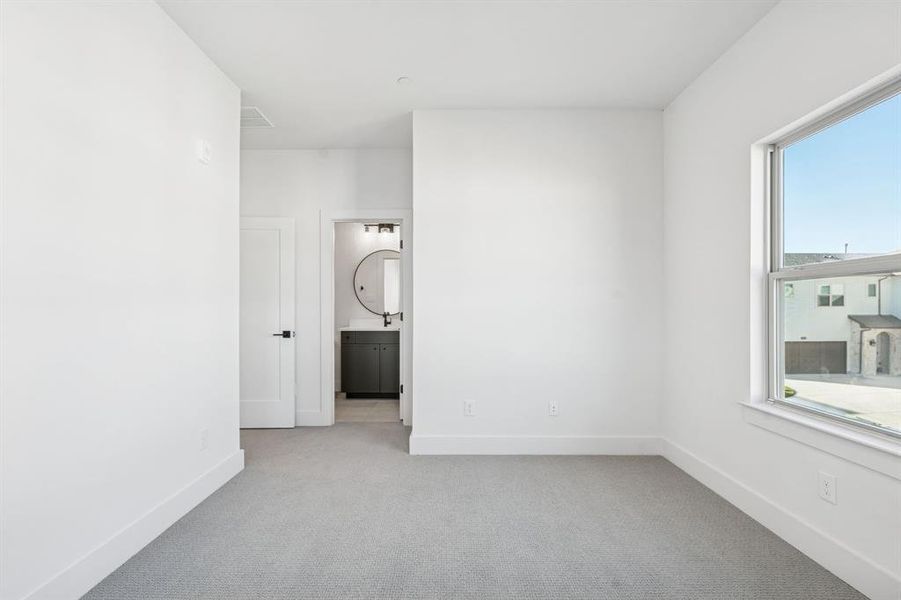 Secondary bedroom.