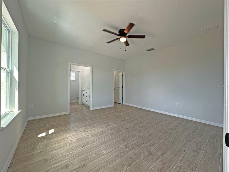 Spacious, unfurnished interior of a new home in , Port Charlotte (Image 16).
