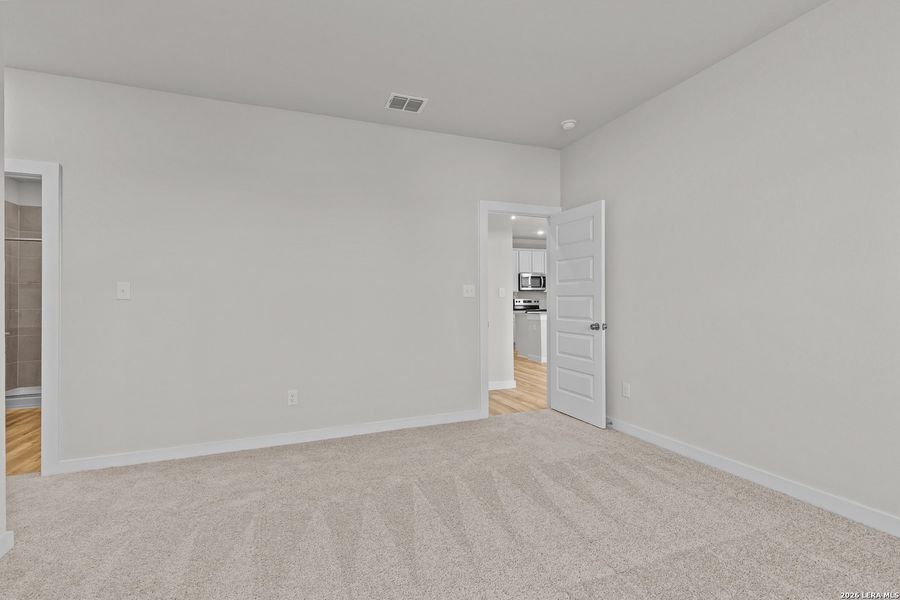 Spacious, unfurnished interior of a new home in Cinco Lakes, San Antonio (Image 17).
