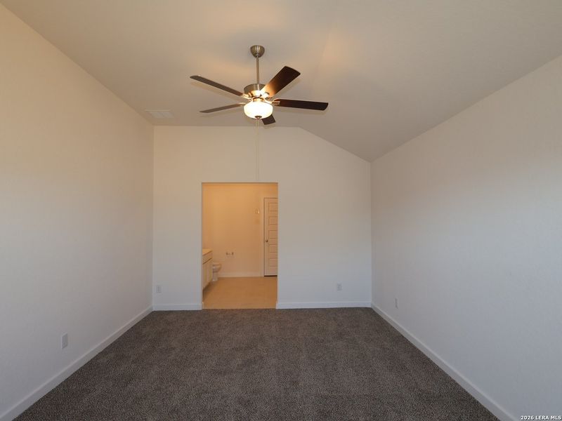 Spacious, unfurnished interior of a new home in Cinco Lakes, San Antonio (Image 13).