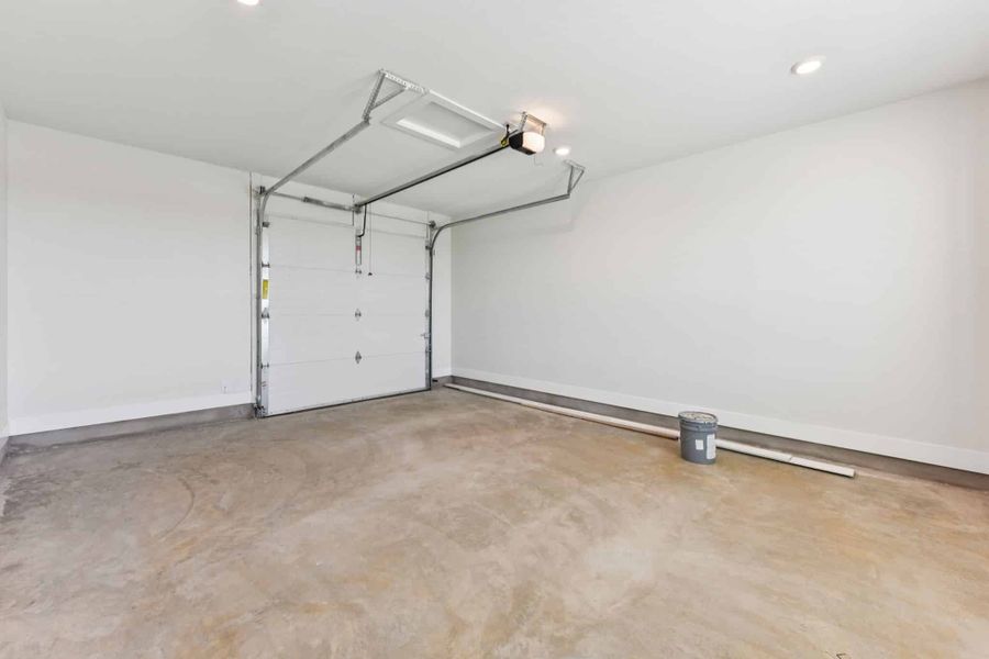 Spacious, unfurnished interior of a new home in Feathergrass, Florence (Image 80).