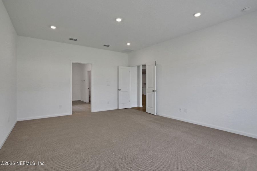 Spacious, unfurnished interior of a new home in Jennings Farm, Middleburg (Image 32).