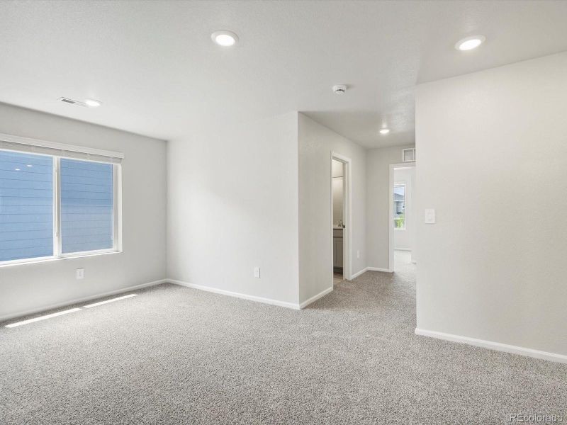 Spacious, unfurnished interior of a new home in Lake Bluff, Greeley (Image 14).