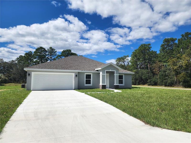 Front elevation of this beautiful 4/2 Home in Marion Oaks!