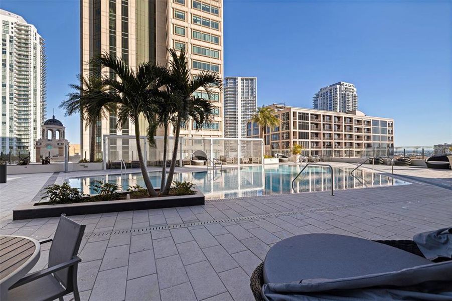 Condo located in St. Petersburg, FL showcasing its design and architecture (Image 30).