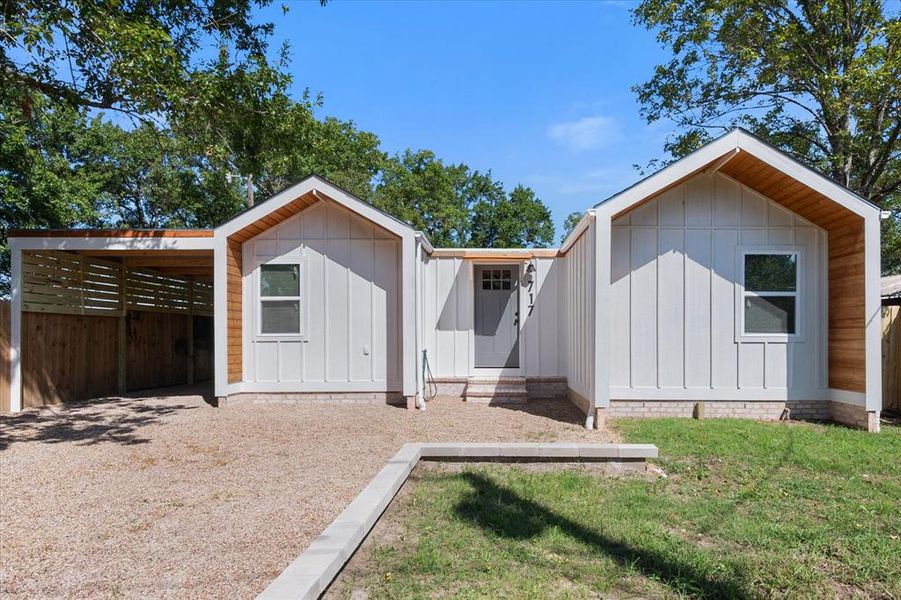 Exterior details and patio area of a home in , Mexia (Image 18).