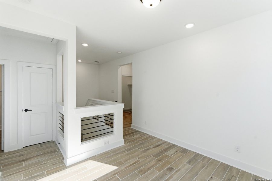 Spacious, unfurnished interior of a new home in Rose Hill, San Antonio (Image 16).