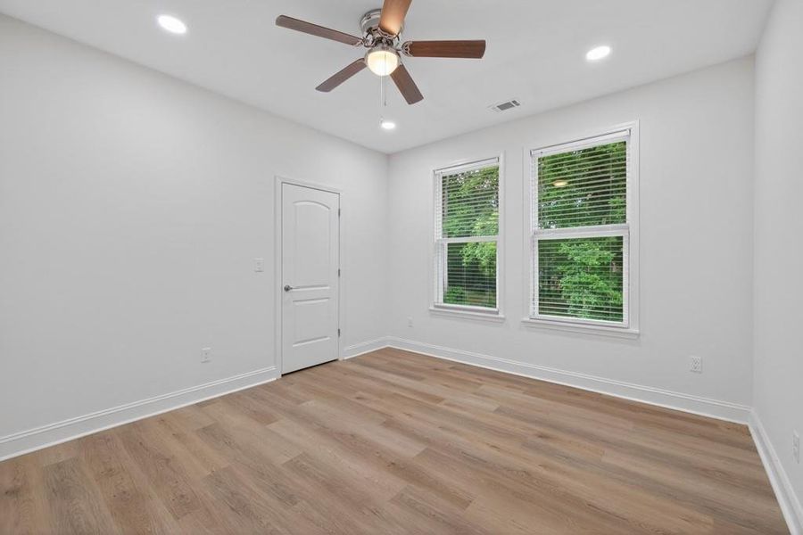 Spacious, unfurnished interior of a new home in , Oxford (Image 20).