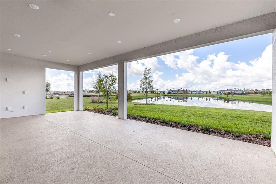 Exterior details and patio area of a home in , St. Cloud (Image 4).