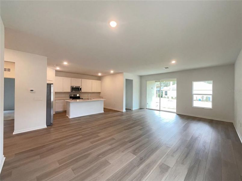 Spacious, unfurnished interior of a new home in Grand Park, Dunnellon (Image 19).
