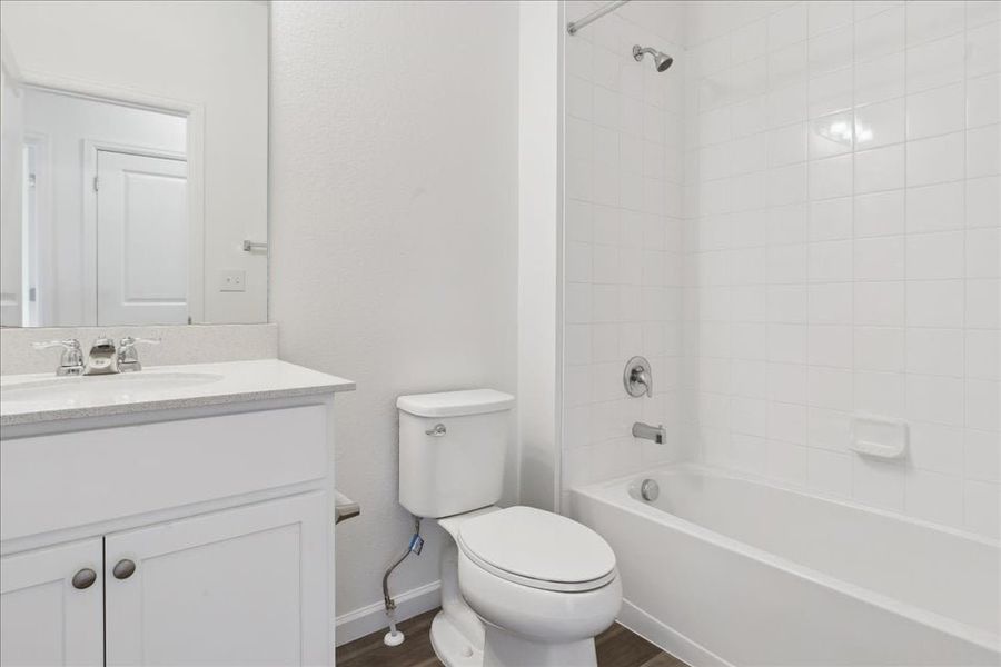 A bathroom with a toilet and bathtub.